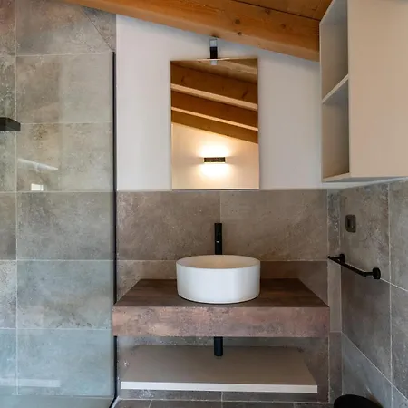 4 Elementi Relais Del Garda Bed & Breakfast 4*